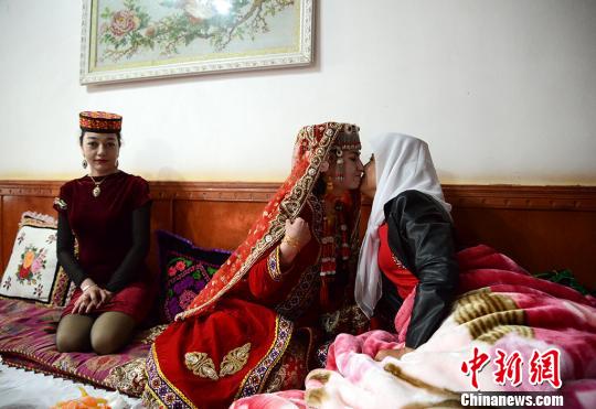 婚禮的第二天，新娘沒有“任務(wù)”，只要好好休息即可，新娘的姐妹們與她問候親吻。　勉征 攝