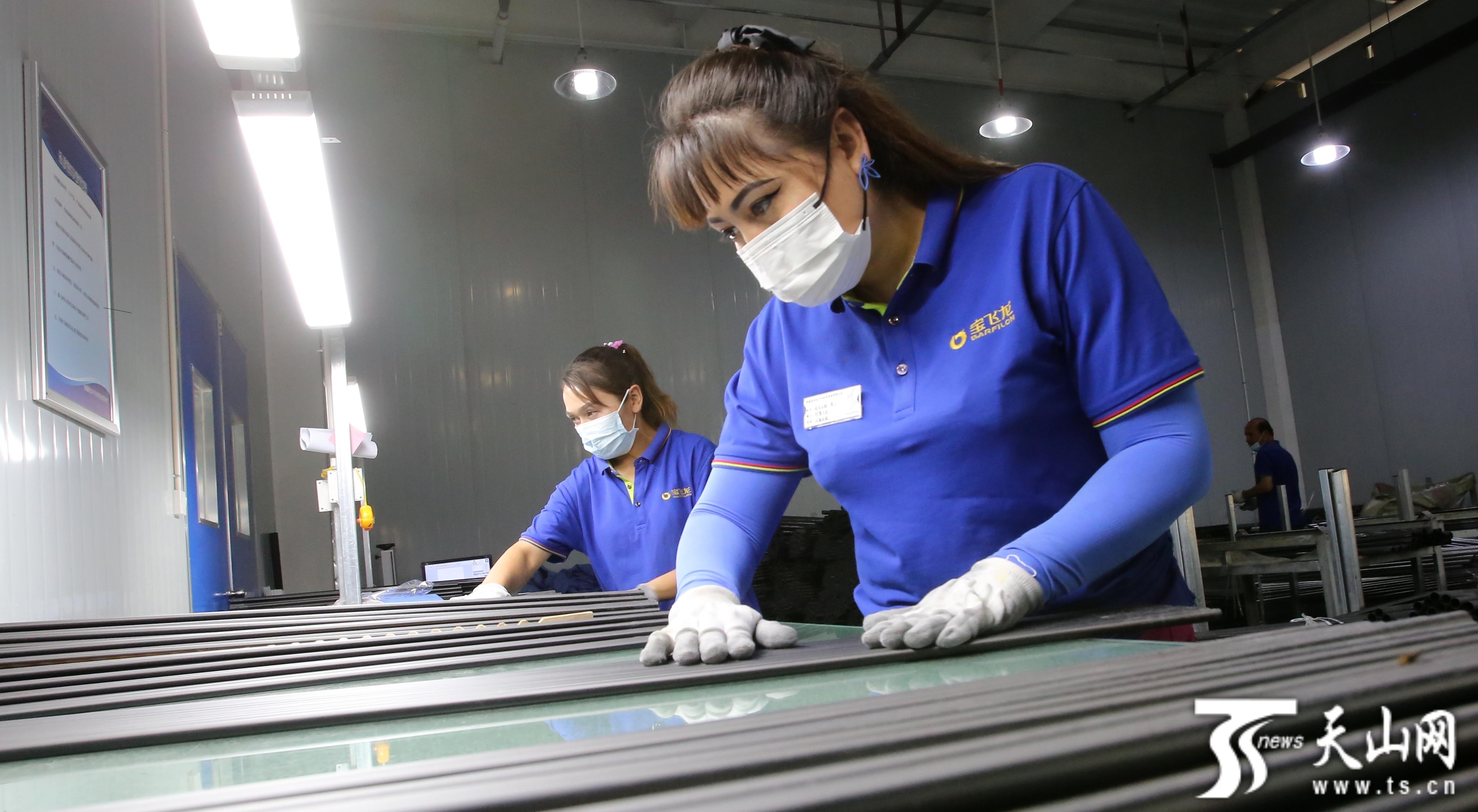6月16日，工人在疏勒縣高新技術產(chǎn)業(yè)孵化園一家公司車間內(nèi)擦拭即將裝配的釣魚竿。石榴云/新疆日報記者蔡增樂攝