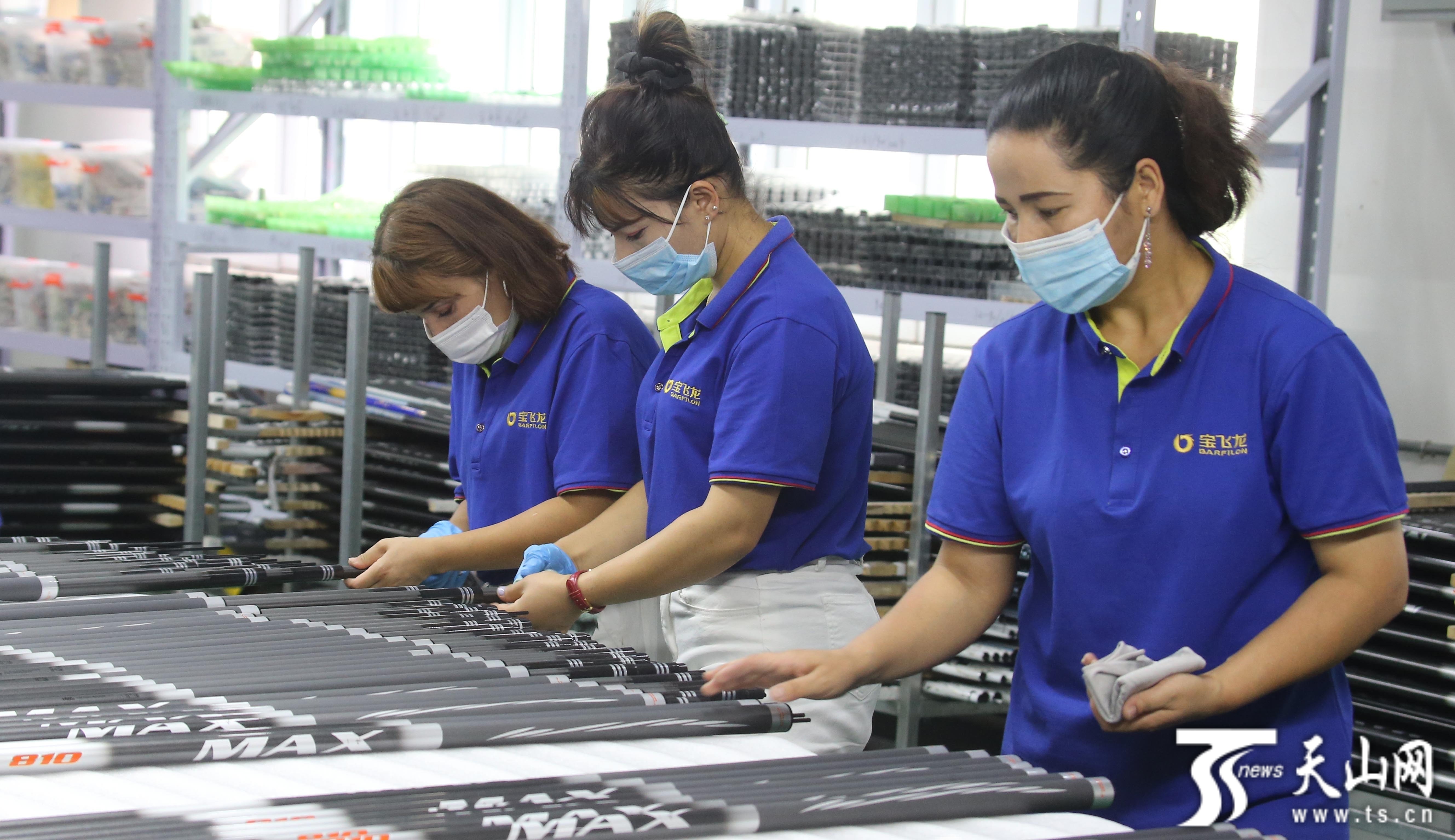 6月16日，工人在疏勒縣高新技術產(chǎn)業(yè)孵化園一家公司車間內(nèi)檢查釣魚竿的質量。石榴云/新疆日報記者蔡增樂攝