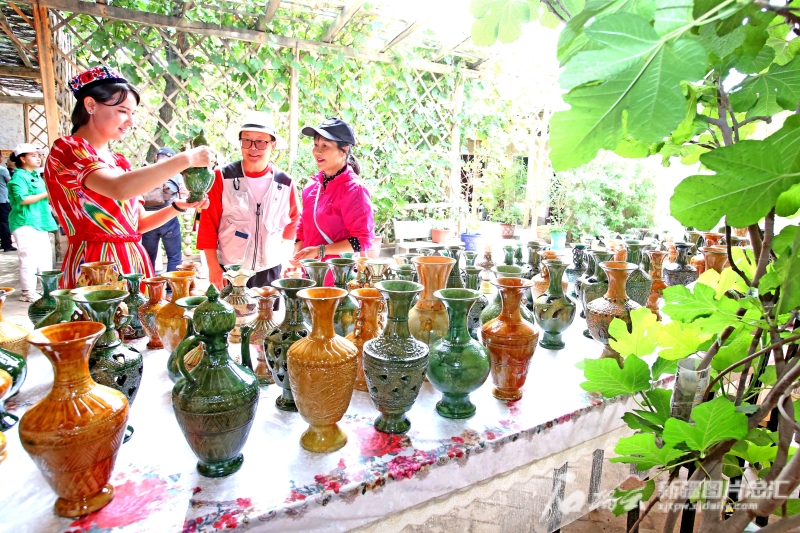 開放式的旅游模式，游客可以進(jìn)入土陶工匠家中，近距離觀賞土陶制作工藝。石榴云/新疆日?qǐng)?bào)記者 蔡增樂 攝