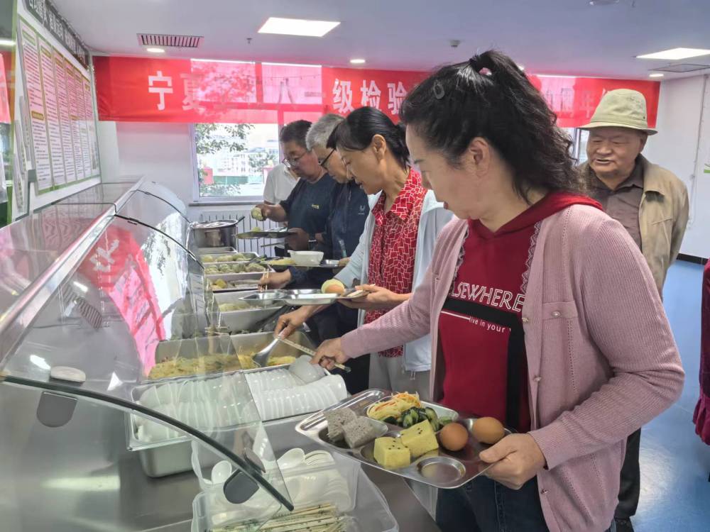 寧夏固原市隆德縣老年養(yǎng)護(hù)院里，旅居老人在取早餐。（楊珍珍攝）