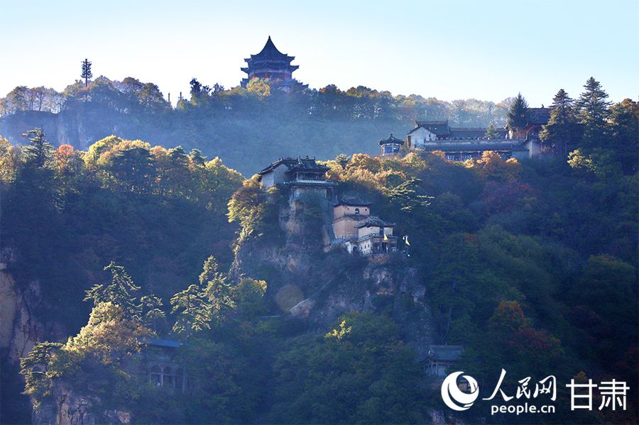 秋日的崆峒山，樹(shù)樹(shù)皆秋色，山山唯落暉。人民網(wǎng)記者 焦隆攝