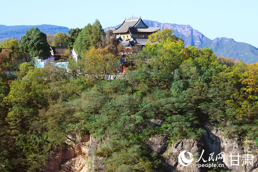 秋陽(yáng)朗照，崆峒山層林盡染。人民網(wǎng)記者 米媛攝