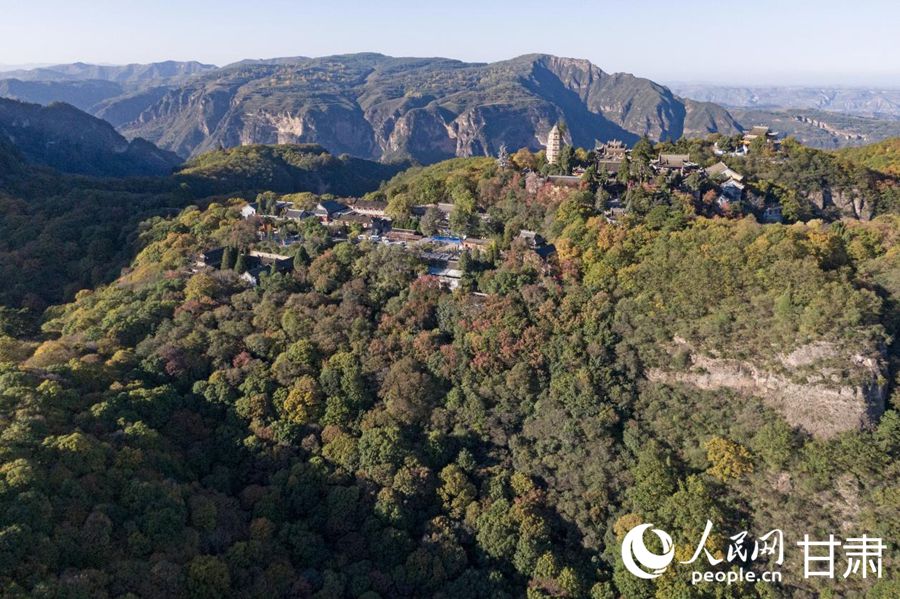 秋日晴空下的崆峒山。人民網(wǎng)記者 焦隆攝