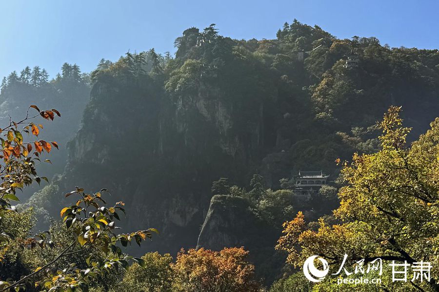 層林盡染崆峒山。人民網(wǎng)記者 焦隆攝