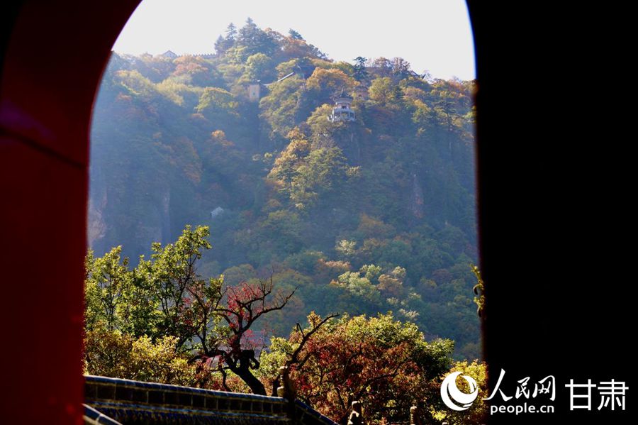 秋日暖陽(yáng)映照下的崆峒山。人民網(wǎng)記者 焦隆攝