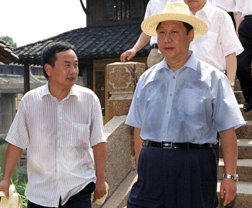 2005年8月3日，習(xí)近平在浙江嘉興桐鄉(xiāng)市烏鎮(zhèn)調(diào)研古鎮(zhèn)保護(hù)工作。資料圖片