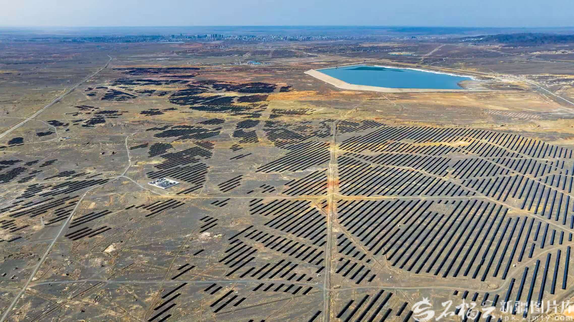 圖為新疆油田三三區(qū)光伏基地（呂殿杰 攝影）