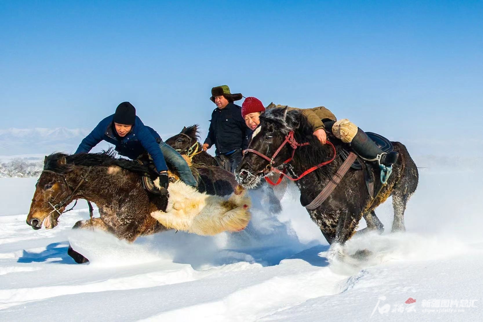 伊犁哈薩克自治州將冰雪休閑旅游與刁羊、賽馬等民俗活動(dòng)相集合，打造民俗冰雪休閑游。秦杰攝