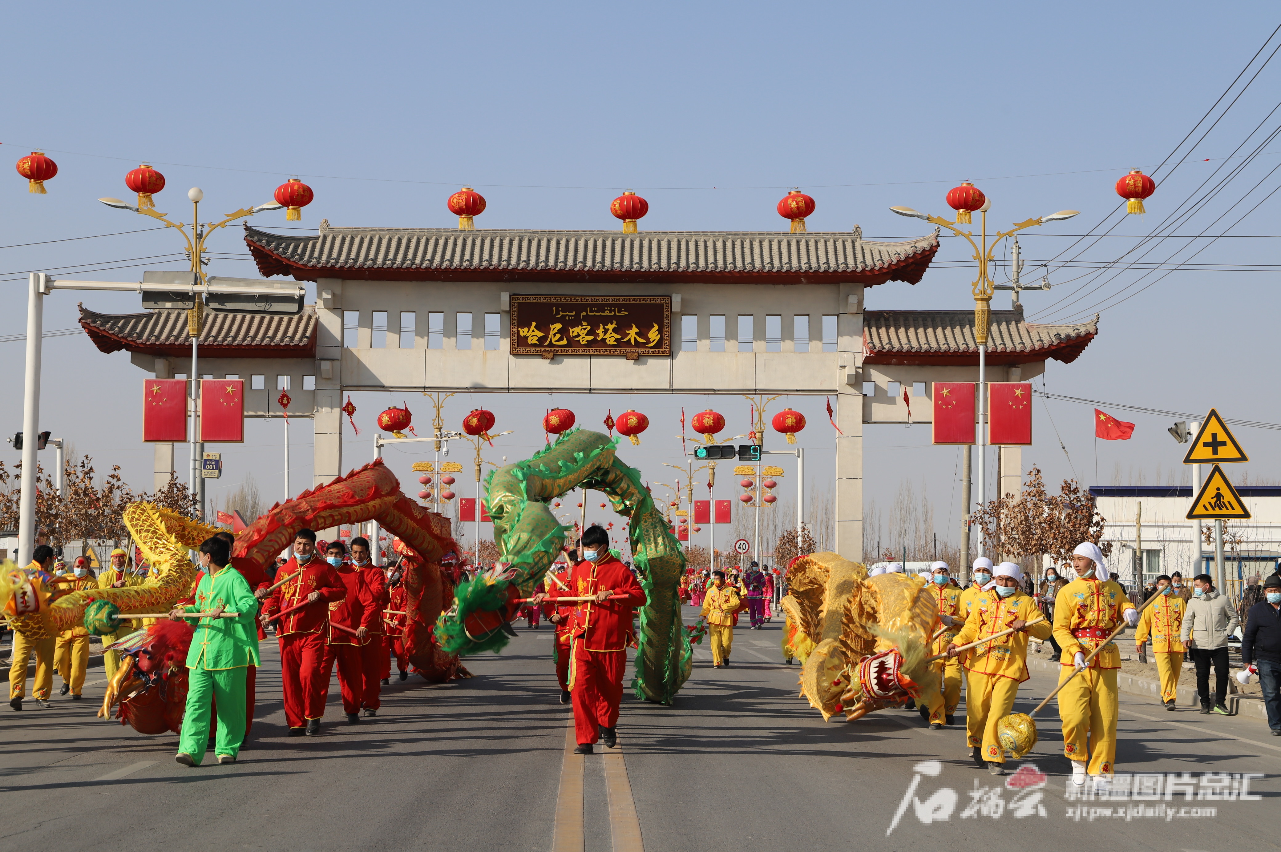 在庫車市哈尼喀塔木鄉(xiāng)主干道上，舞龍隊正在表演舞龍。劉雪梅攝