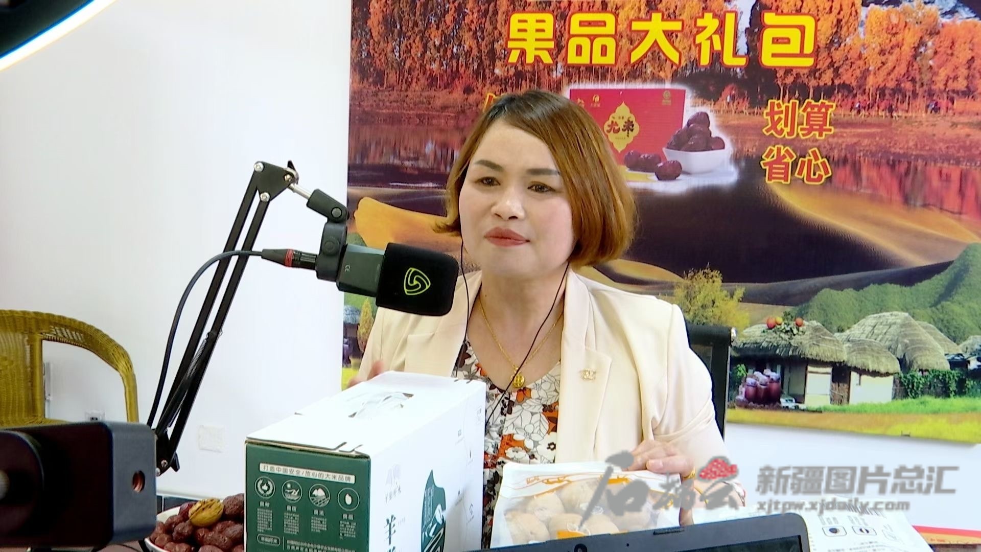 尤良英在直播帶貨。2021年，尤良英組建的直播團(tuán)隊網(wǎng)絡(luò)銷售額達(dá)380多萬元。  圖片由本人提供