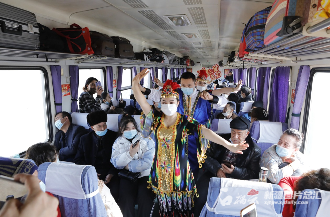 3月25日12時(shí)30分，烏魯木齊至和田的T9526次“民族團(tuán)結(jié)一家親”號(hào)列車洋溢著濃濃喜慶氛圍，各族旅客和乘務(wù)人員載歌載舞，一起為這趟列車開行5周年送上真誠的祝福。  通訊員 沈?qū)W武攝