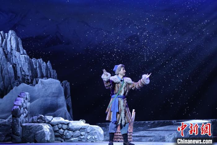 擔任主角之一的呼圖壁“90后”小伙舍永超完成自己的首場大型演出?！±钭恿?攝