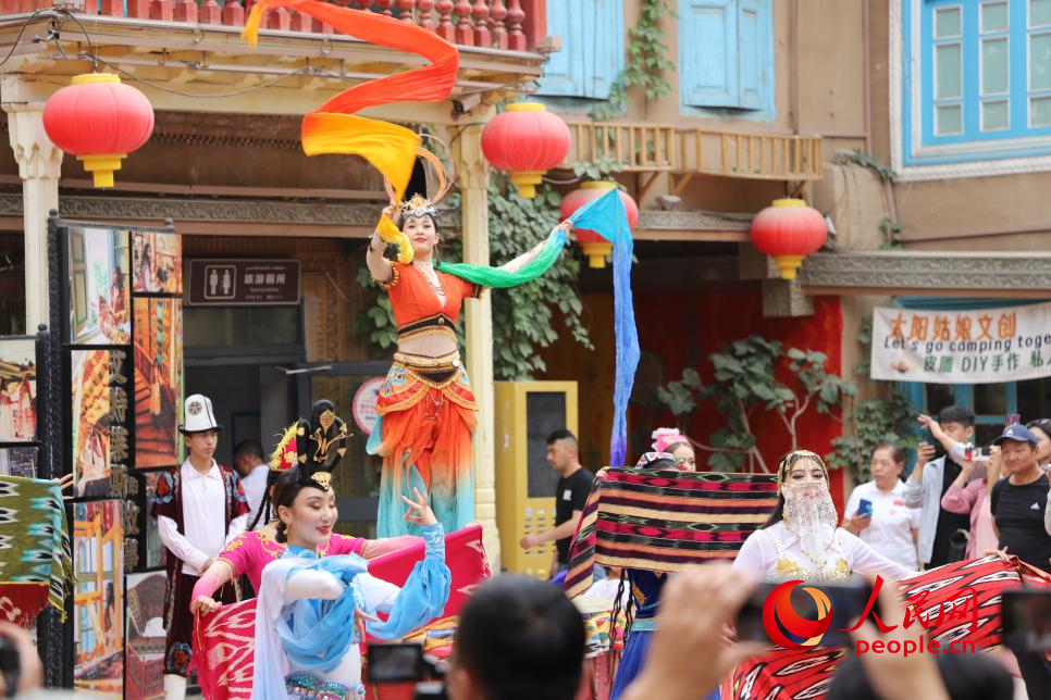 古城歌舞起，夏日旅游熱。人民網 李龍攝