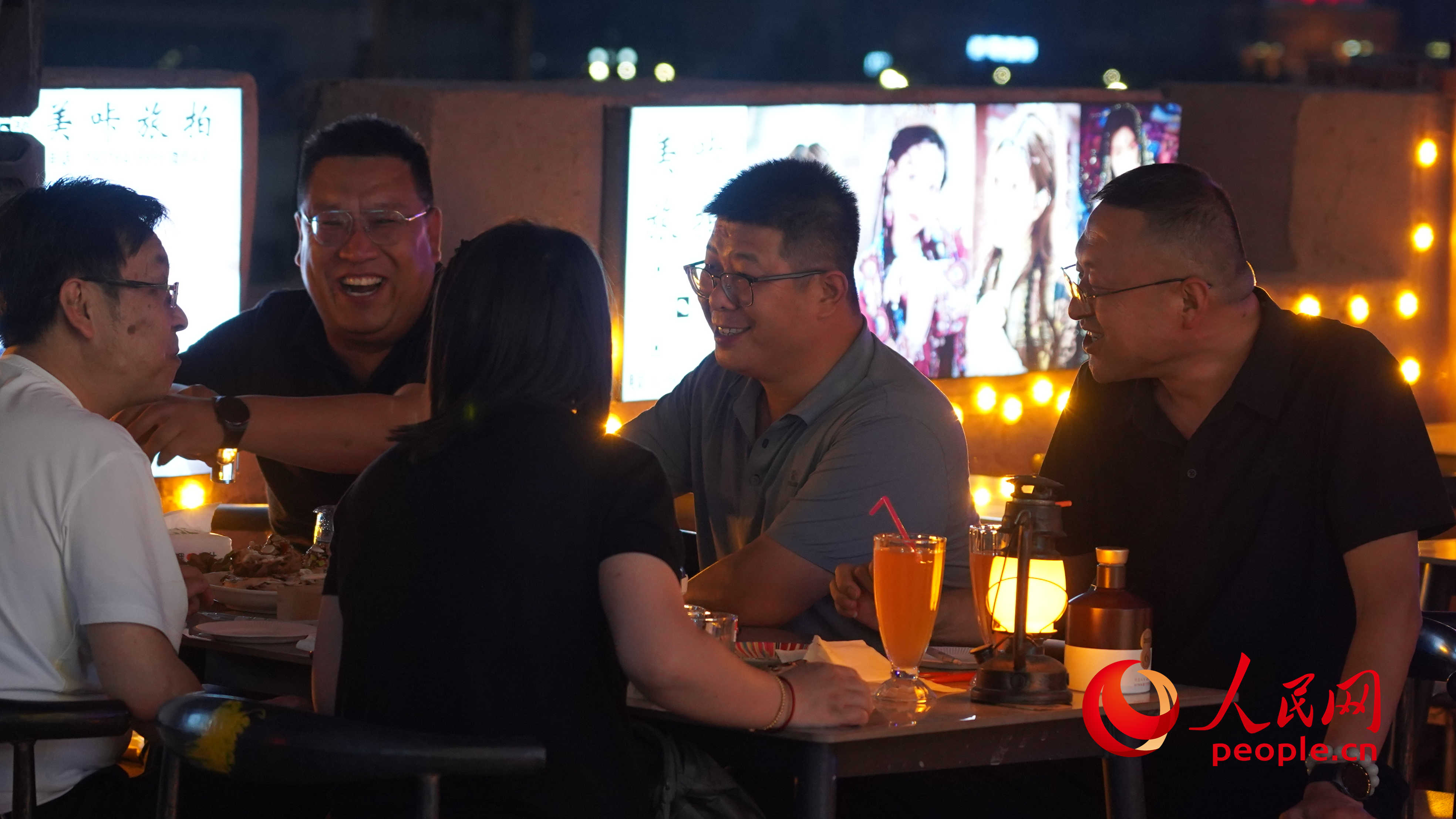 古城景區(qū)里的夜生活。人民網 李龍攝