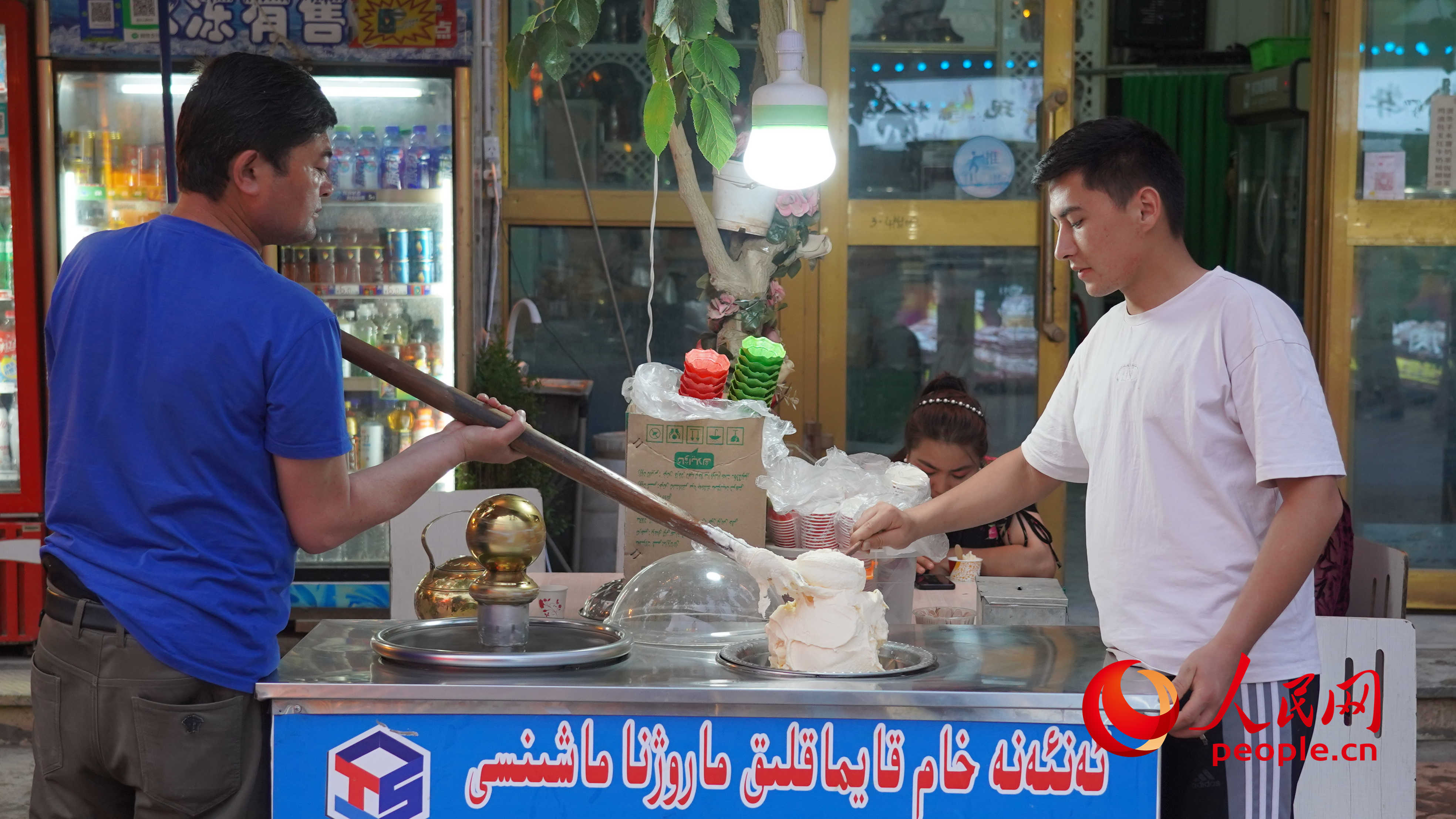 店主正在制作冰淇淋。人民網 李龍攝