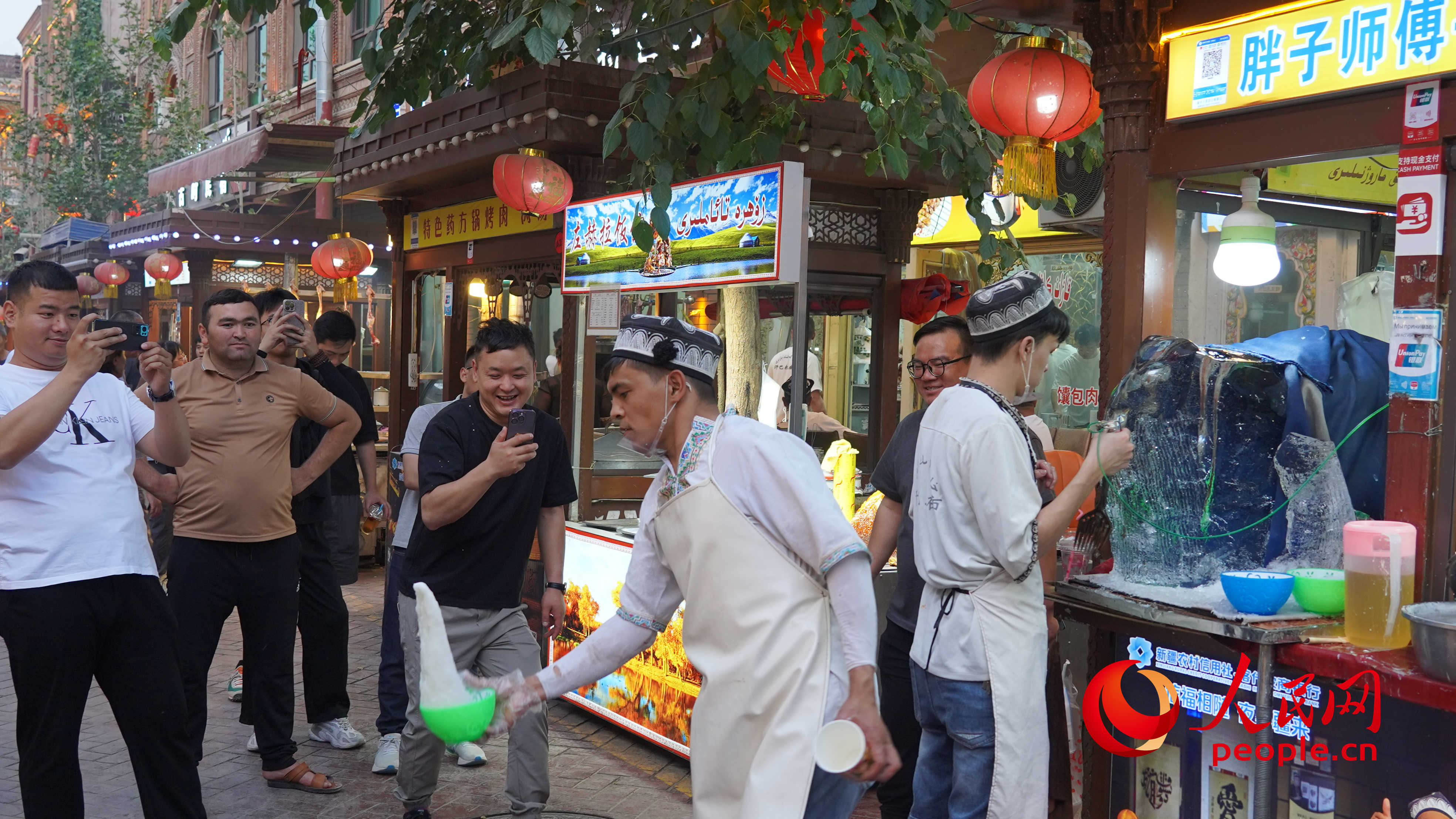 游客在古城景區(qū)里拍照。人民網 李龍攝