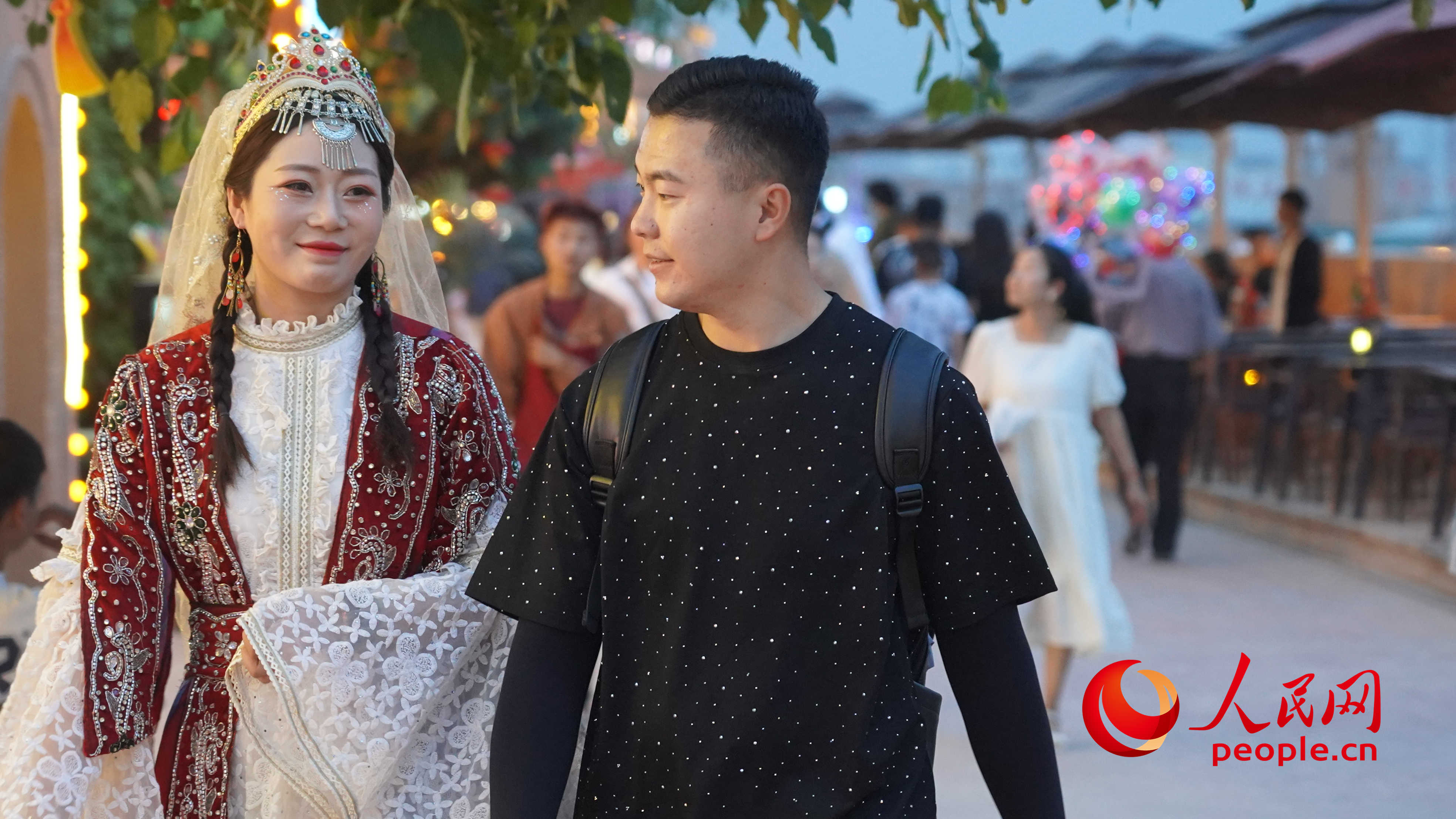 古城景區(qū)里隨處可見穿著民族服飾旅拍的游客。人民網 李龍攝