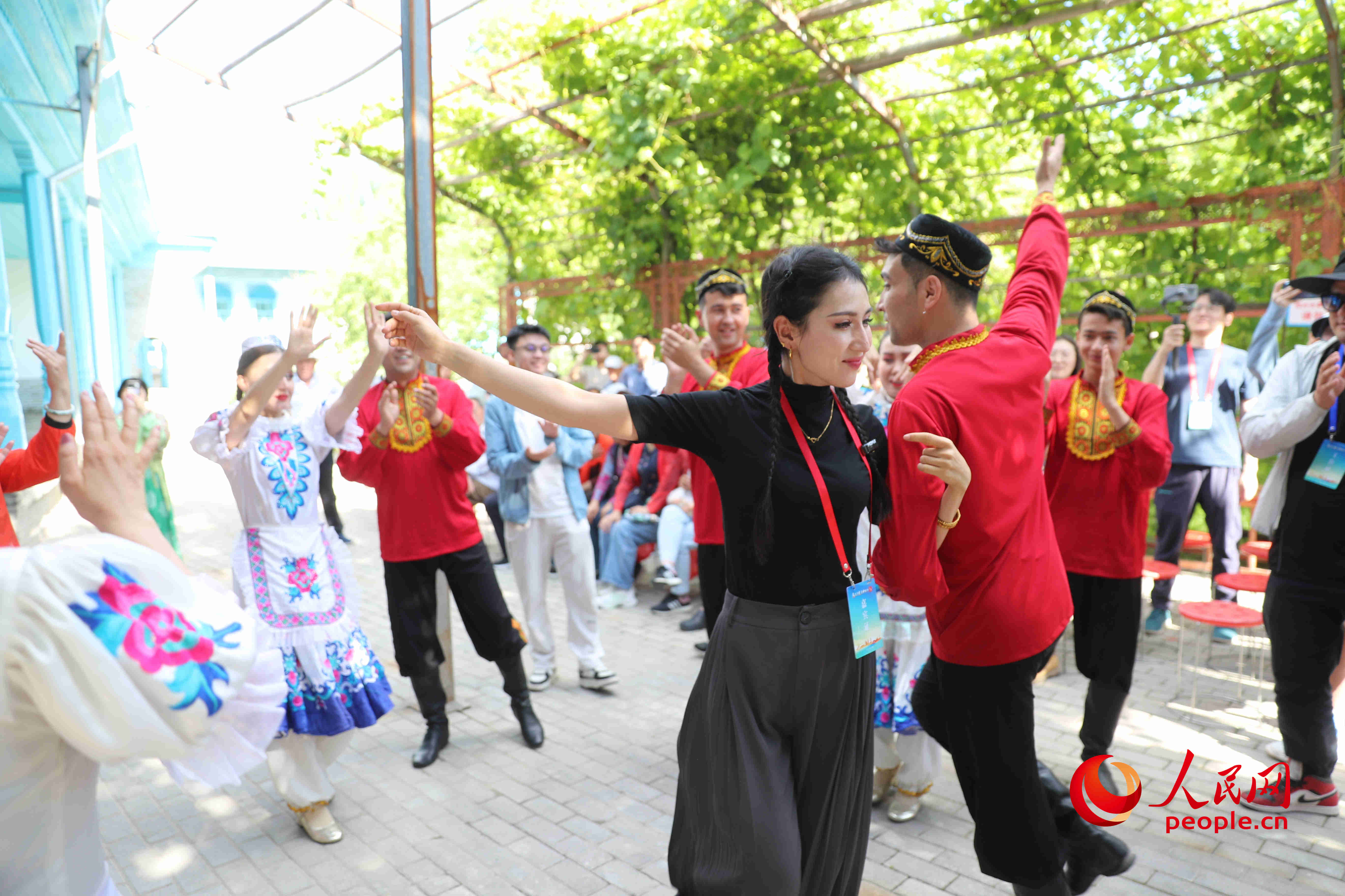 參加活動的正能量網(wǎng)絡(luò)名人代表和舞蹈演員跳起了歡快的舞蹈。人民網(wǎng) 李龍攝