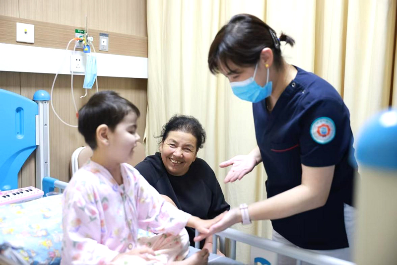 小依依、依依媽媽（中）和單媽媽（右）在病房。浙大兒院供圖