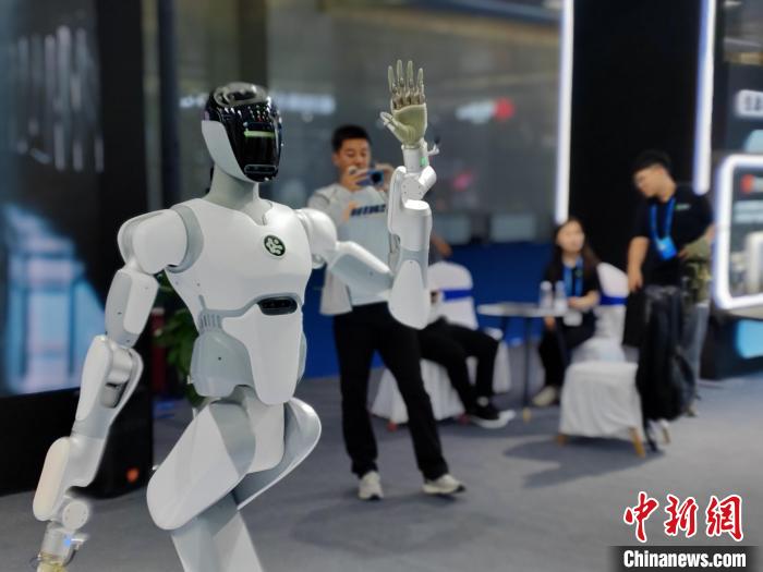 6月26日，為期5天的2025（中國）亞歐商品貿(mào)易博覽會在新疆烏魯木齊市開幕。本屆博覽會吸引了50個國家和地區(qū)的2800余家企業(yè)參展參會，規(guī)模空前?，F(xiàn)場，人工智能展區(qū)人氣爆棚，仿生機器人、智能機械臂等高科技產(chǎn)品紛紛亮相，展示著前沿科技的魅力。展會期間還將集中舉辦60余場貿(mào)促活動，為企業(yè)搭建交流合作平臺，推動亞歐經(jīng)貿(mào)合作邁向新高度。王小軍 攝
