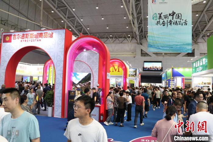 6月28日，正在新疆烏魯木齊市舉行的2025(中國)亞歐商品貿(mào)易博覽會上，中亞國家展區(qū)人流如織?！∑埨^鵬 攝