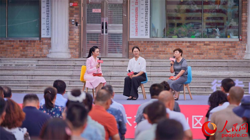 陳文靜（中）、董曉麗（右一）作交流分享。人民網(wǎng) 李欣洋攝