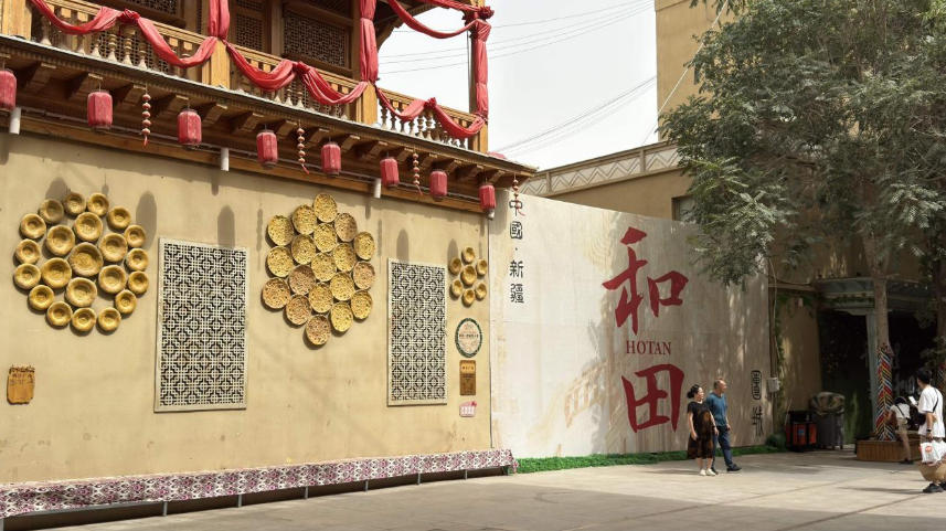 游客在團(tuán)城標(biāo)志性地點(diǎn)打卡拍照。人民網(wǎng)記者 焦磊攝