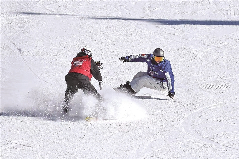 讓更多人愛上滑雪——新疆：冰雪運動火遍天山南北